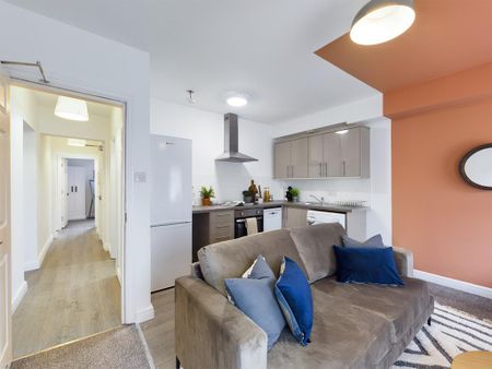 4 bedroom flat to rent - Photo 2