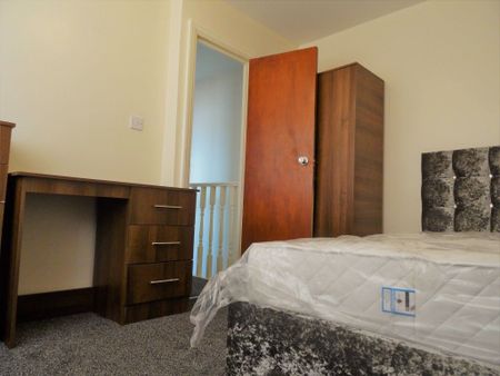 2 bedroom House in Kelsall Terrace, Leeds - Photo 3