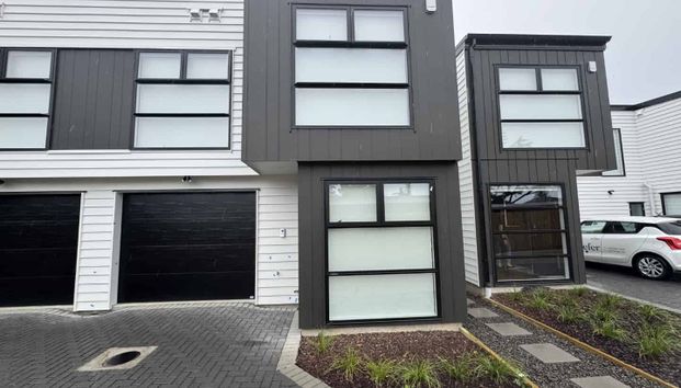 garage middle unit brand new - Photo 1