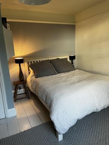 Luxury room and bathroom in The Suffolks - Photo 3