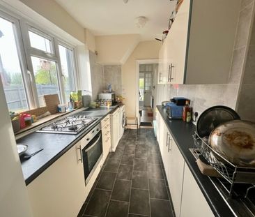 4 bed semi-detached house to rent in Ruislip Road East, Greater Lon... - Photo 6