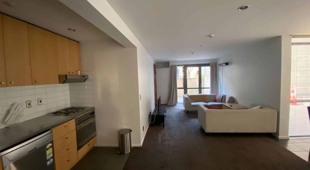 Refurbished 1 bedroom apartment - Photo 1