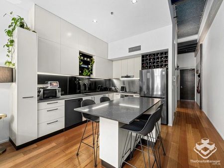 Break lease opportunity to secure a spacious woolstore apartment to enjoy a discerning lifestyle - Photo 3