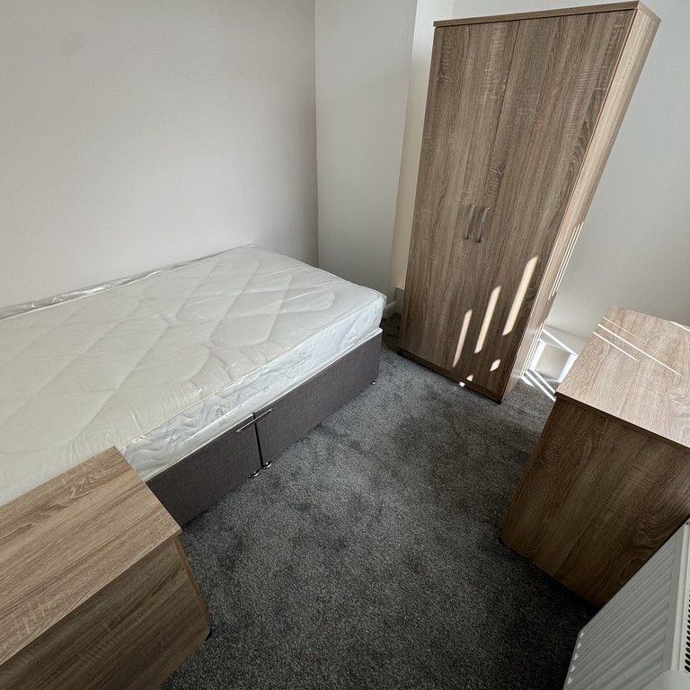 Tonge Moor Road, Bolton - Photo 1