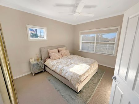 STYLISH RENOVATED 3 BEDROOM FAMILY HOME - Photo 5