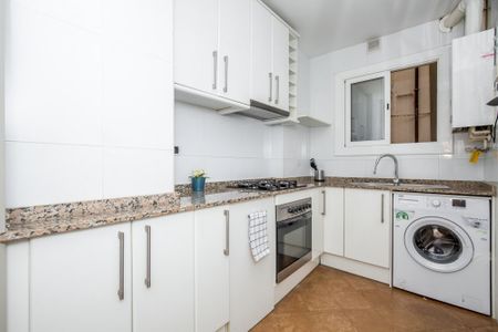 Large double room in Calle Valencia - Photo 2