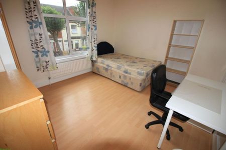 4 bedroom terraced house to rent - Photo 5