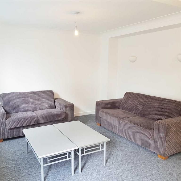 4 bedroom semi-detached house to rent - Photo 1