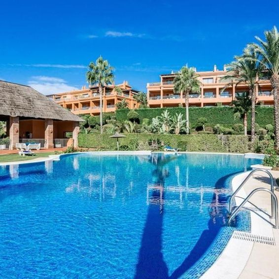 Alquiler de piso en Calle Pico Alcazaba, 1 De - Photo 1