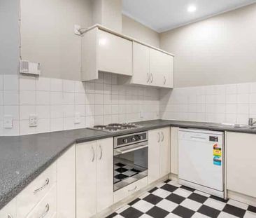 Close to the centre of it all! - Photo 5