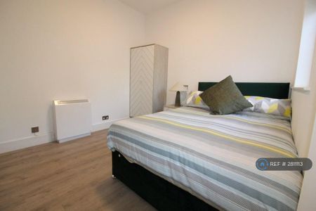 1 bedroom in a house share to rent - Photo 2