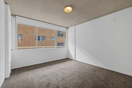 A spacious floor plan featuring two generously sized bedrooms - Photo 2