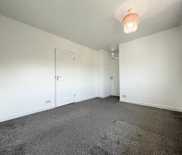 3 Bedroom House - Mid Terrace To Let - Photo 4