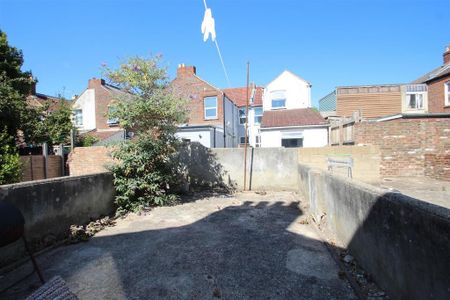 4 bedroom terraced house to rent - Photo 3