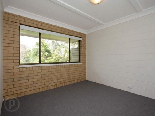 Tidy top floor unit - Photo 1