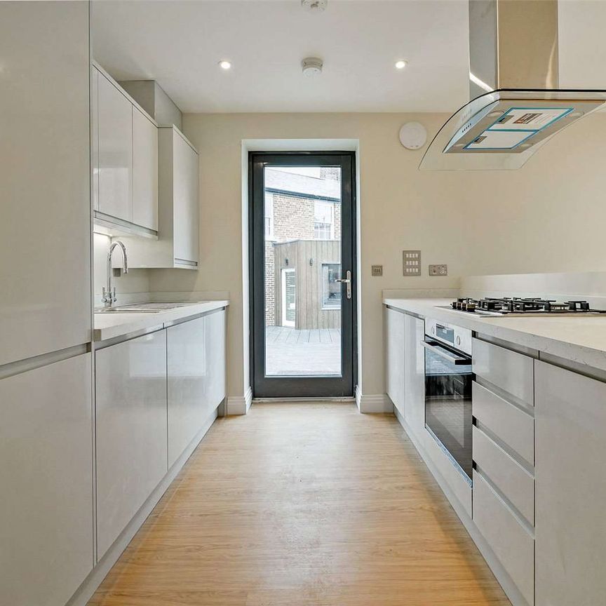 A brand new apartment with wonderful private terrace and balcony in the heart of Windsor Town. - Photo 1