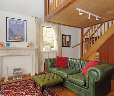 A particularly large converted studio apartment with direct garden ... - Photo 3