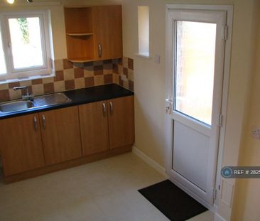 2 bedroom semi-detached house to rent - Photo 3