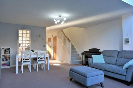 3 Bed End Terrace, Hatton Gardens, M7 - Photo 3