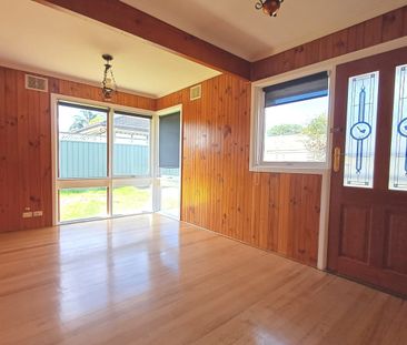 Large 4 Bedroom Home - Gardening Included!! - Photo 2