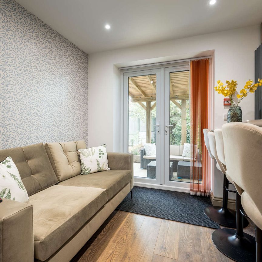 OX Living is proud to present this high-quality 9-bedroom co-living property, perfect for working professionals looking for stylish, stress-free living. Room 1 - Photo 1