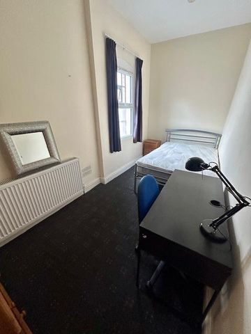 4 bedroom flat to rent - Photo 4