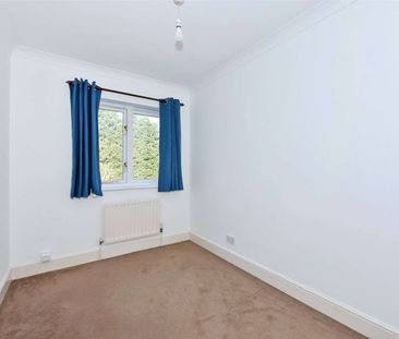 Well presented house located in an attractive close within Beaconsf... - Photo 5