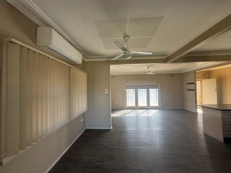 Cosy updated 2-bedroom cottage. - Photo 3