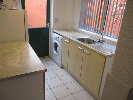 2 bedroom terraced house to rent - Photo 4