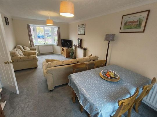 4 bedroom detached bungalow to rent - Photo 1