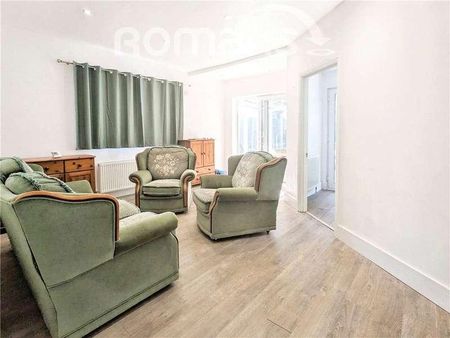 St. Johns Road, Farnborough, GU14 - Photo 3