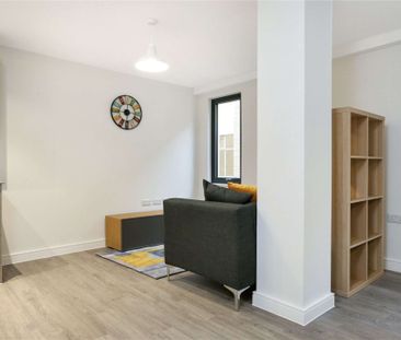 Furnished studio apartment in the popular Milliners development - Photo 4