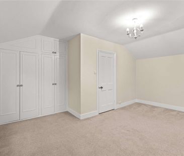 A spacious and fully refurbished four bedroom family home situated ... - Photo 4