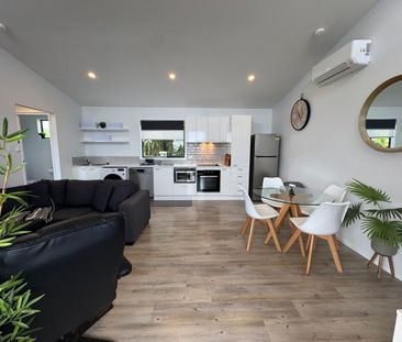 Light filled two bedroom granny flat - Photo 2