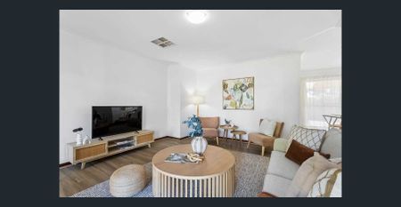 Character Family Living - Photo 3