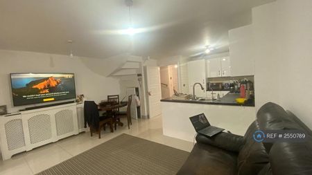 4 bedroom terraced house to rent - Photo 3