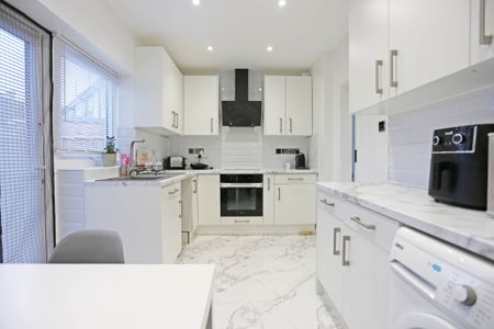 Price £1,900 pcm - Available Now - Unfurnished - Photo 5