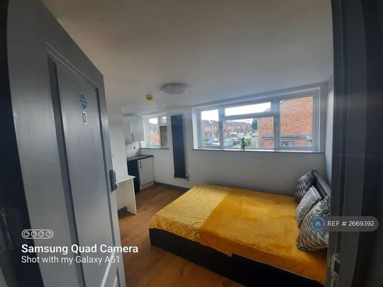 1 bedroom in a house share to rent - Photo 1