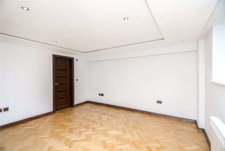 Three bedroom, three bathroom apartment finished to an exceptional standard set within a portered block - Photo 4