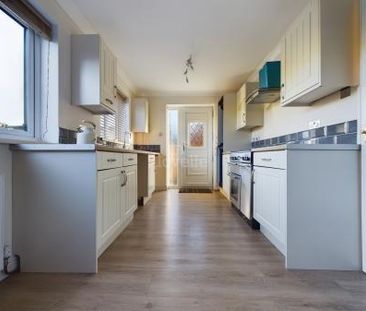 3 bedroom Semi-detached house To Let - Photo 6