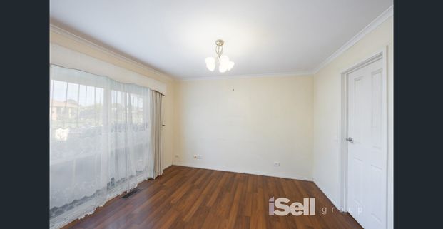 Beautiful Family Home in Prime Location! - Photo 1