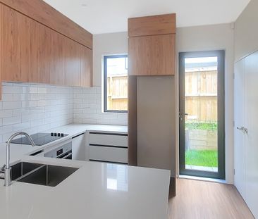 Te Atatu South Townhouse! - Photo 1