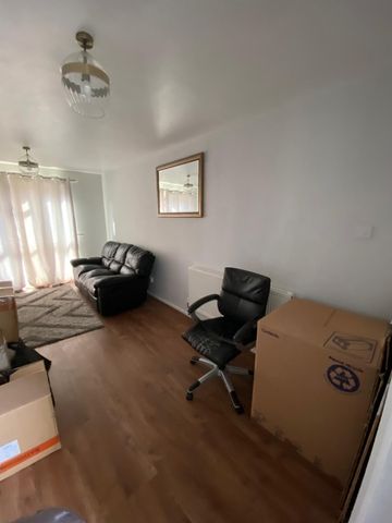 3 bedroom house on Marlcroft, Coventry, CV3 3FS - Photo 2