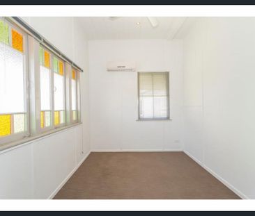 SPACIOUS & STYLISH FAMILY HOME IN THE HEART OF WANDAL - Photo 4