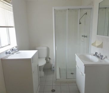 Tidy one bedroom unit with Lock up garage - Photo 5