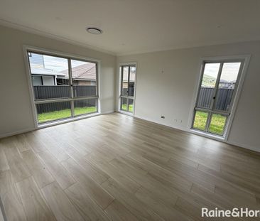 Modern Five-Bedroom Family Home - Photo 4