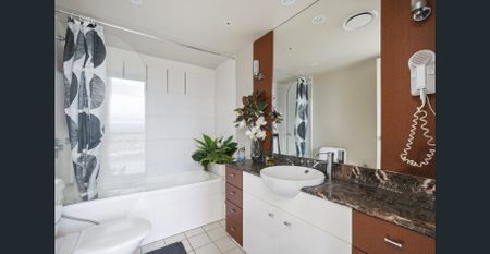 RESORT LIVING IN THE HEART OF SURFERS PARADISE! - Photo 4