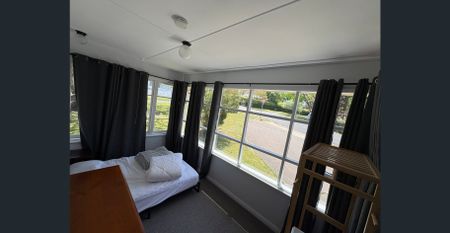 BEAUTIFULLY FULLY FURNISHED 4-BEDROOM HOME - UTILITIES & GARDENING INCLUDED - Photo 3