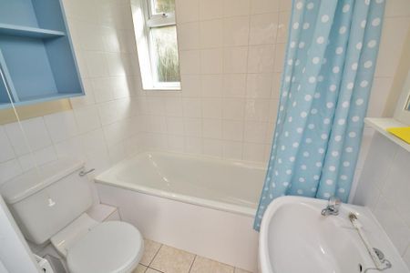 4 bedroom semi-detached house to rent - Photo 4