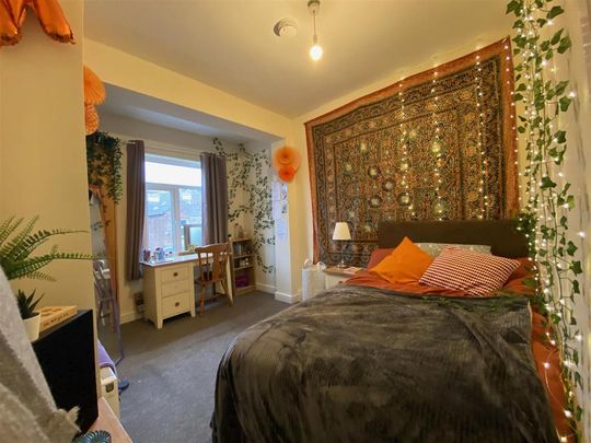 5 bedroom private hall to rent - Photo 1